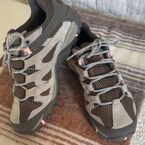 Women's Merrell Gray and Pink Hiking Shoes new! 8